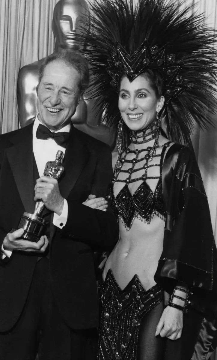 Cher het gesê hoekom sy in 1986 in Oscar in 'n Frank-rok met vere gekom het 29081_2