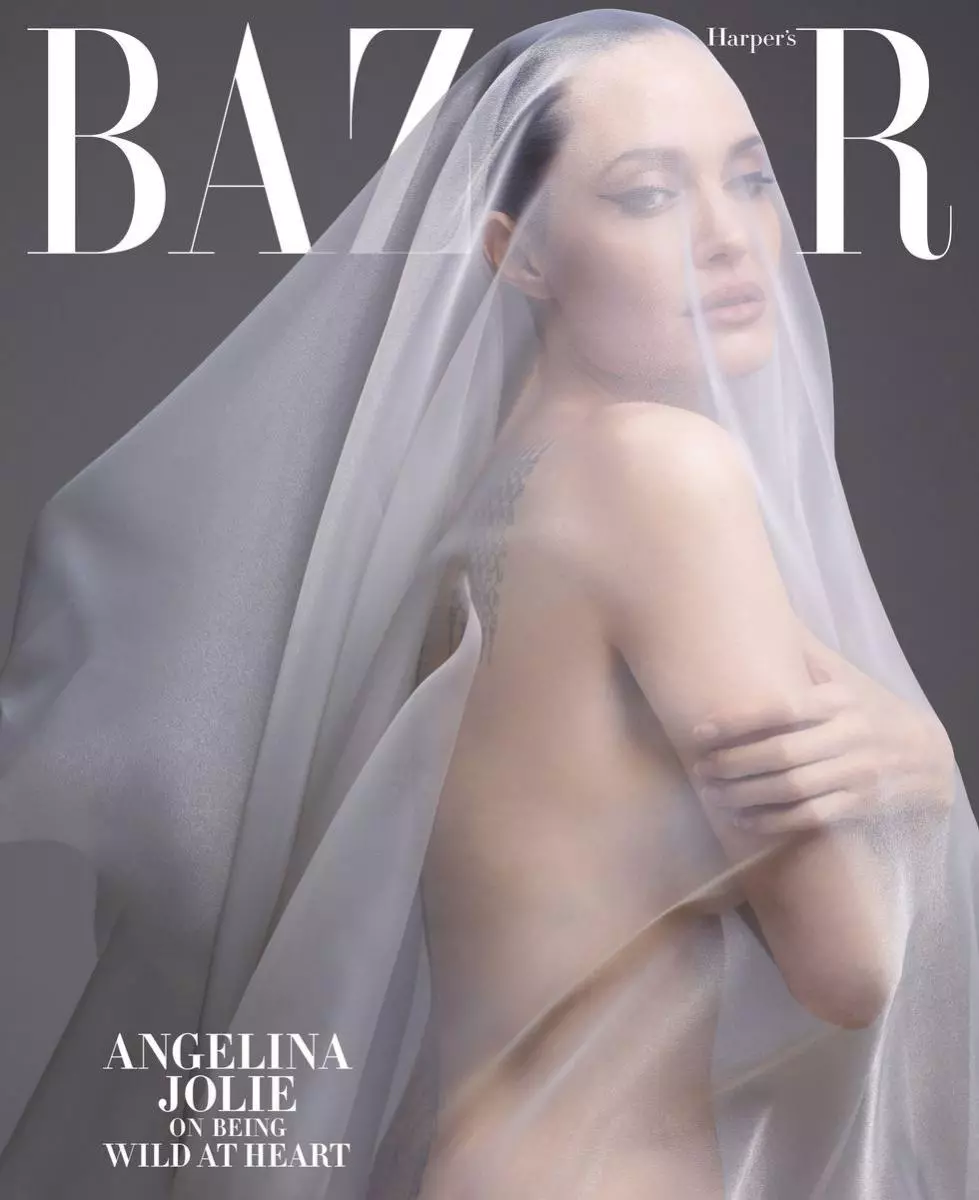 44 de ani Angelina Jolie a jucat nud pentru Bazaar lui Harper: 