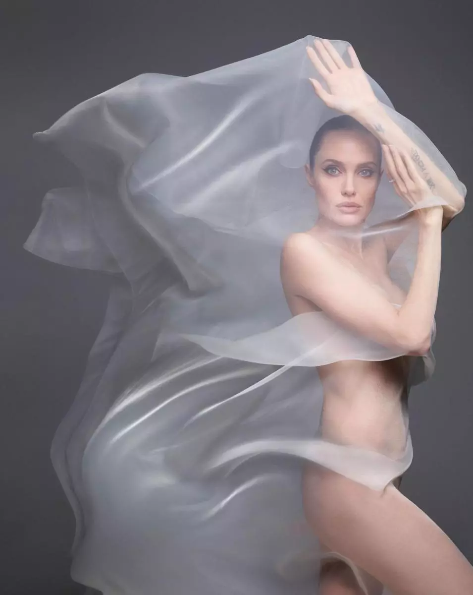44-річна Анджеліна Джолі знялася оголеною для Harper's Bazaar: «Моє тіло багато пережило» 29102_2