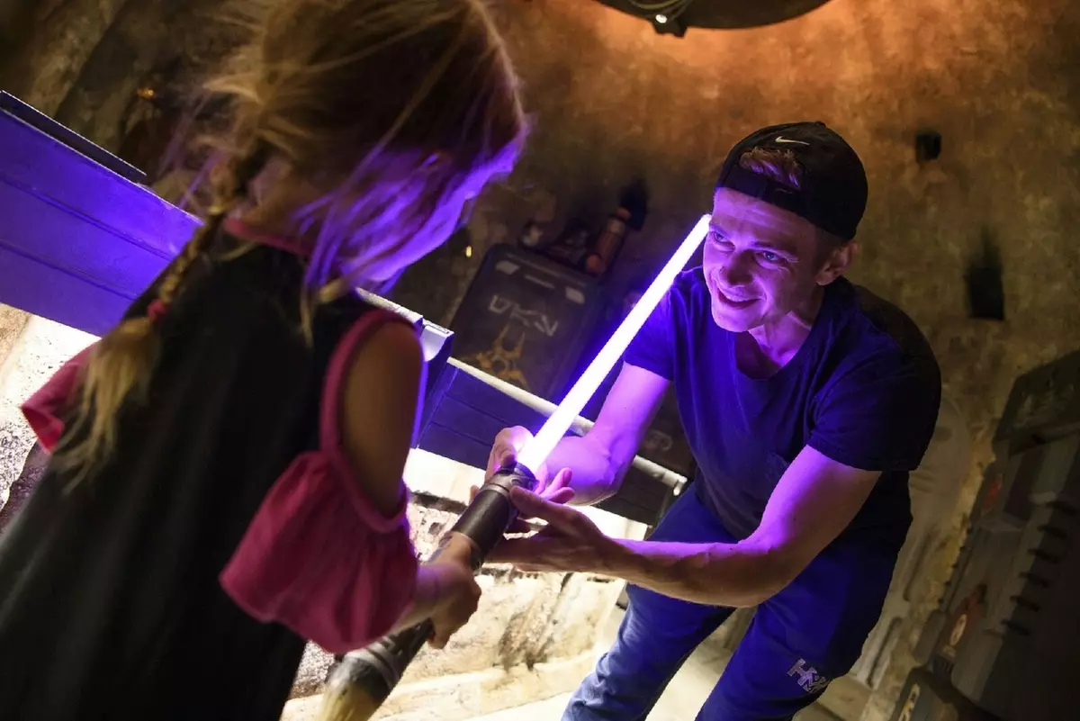 Bi vegera, hilbijartin: Hayden Christensen li Disneyland 