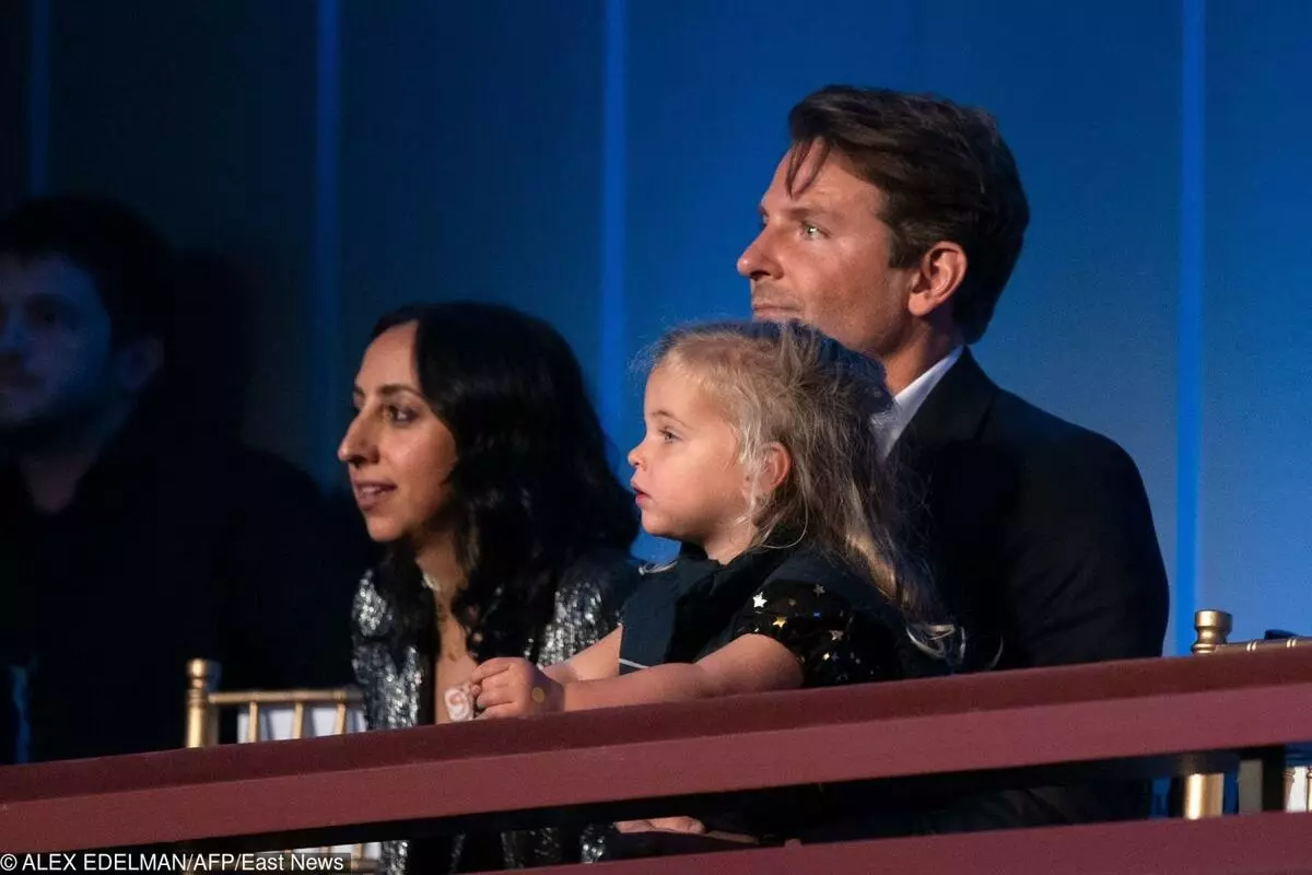 Φωτογραφία: Ο Bradley Cooper μπήκε στο φως με μια κόρη 2 ετών από την Irina Shayk 29500_1