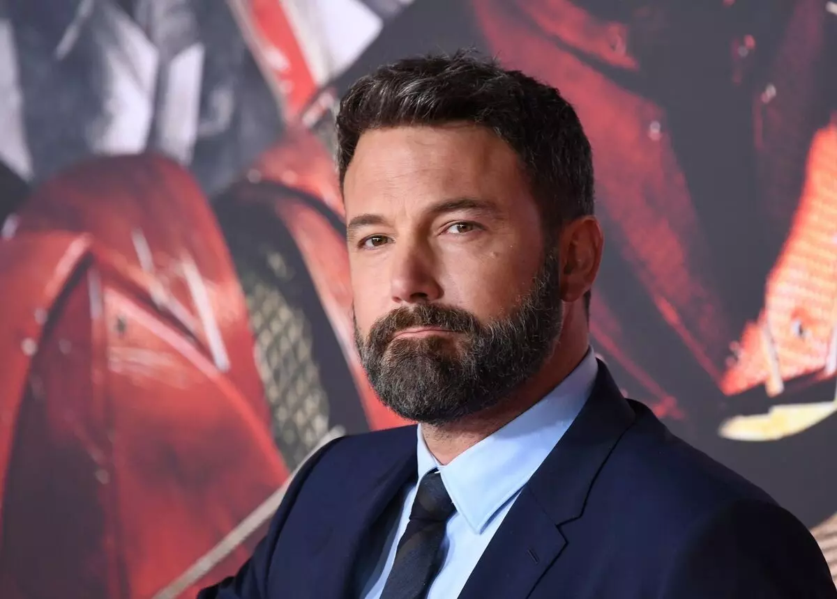 Ben Affleck naeruväärselt kuulutas, mis istub dating site: "Ha, ma olen suhetes"