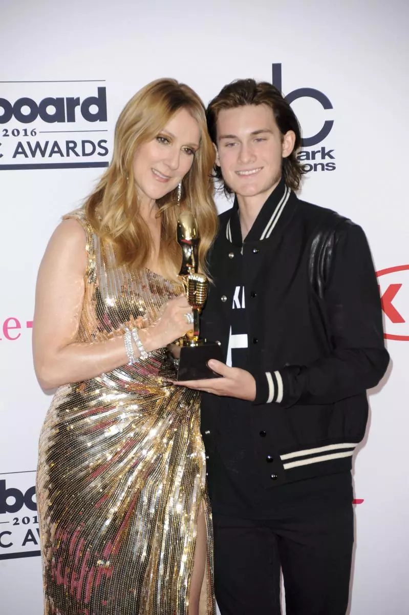 Celine Dion pataje foto ki ra nan 9-ane-fin vye granmoun pitit gason: 