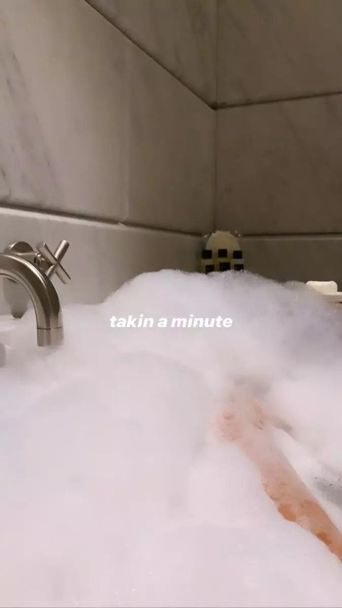 照片：Bella Hadid在微比基尼泳裝中塗上了一個數字，並展示了浴室的照片 29666_1