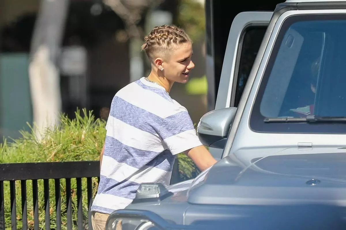 Foto: Romeo Beckham ripetis la bildon de David antaŭ 16 jaroj 29690_5