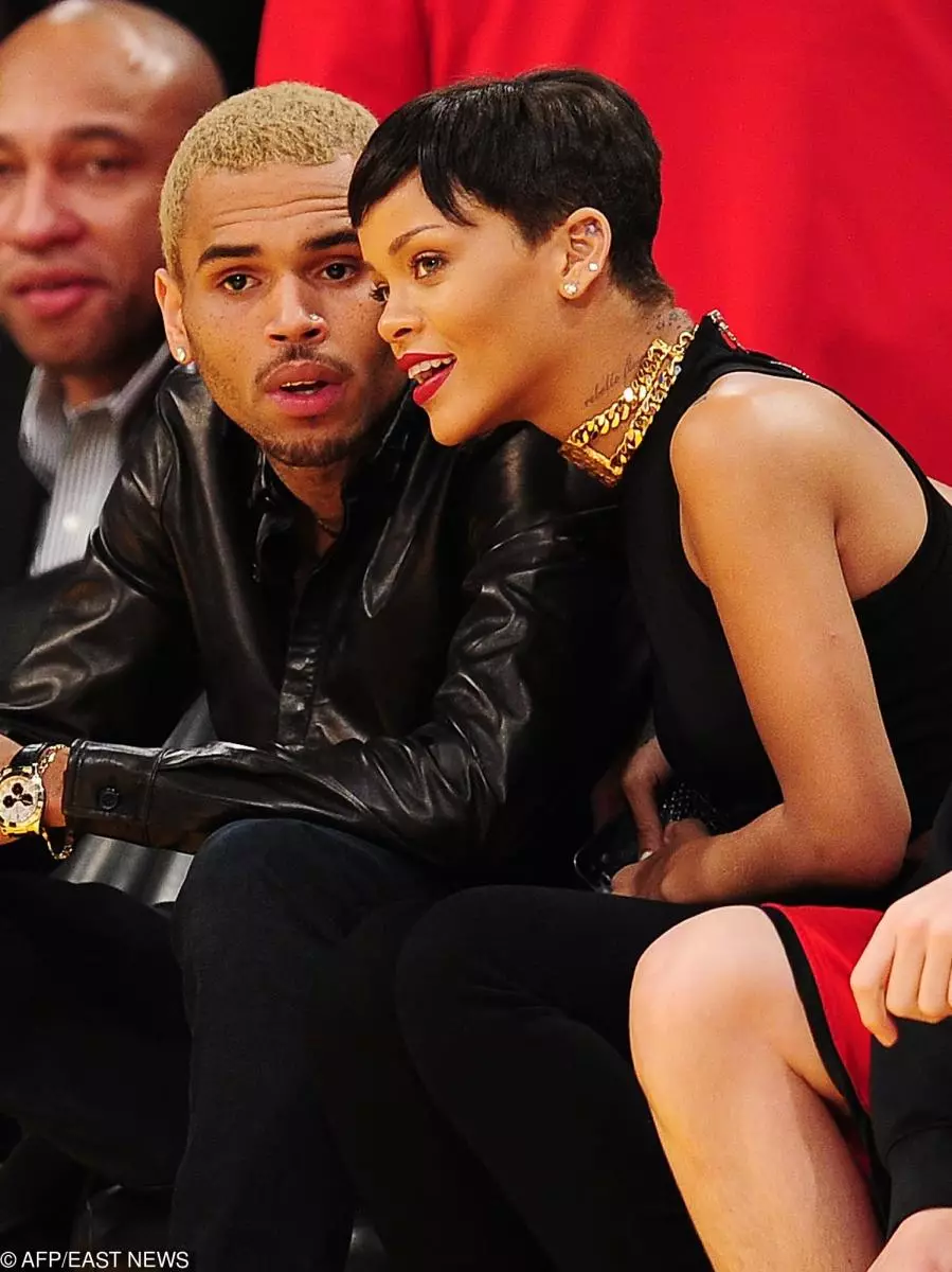 Ongeluk of wenk? Rihanna het 'n nuwe versameling vir die lied van Chris Brown gewys 29741_1