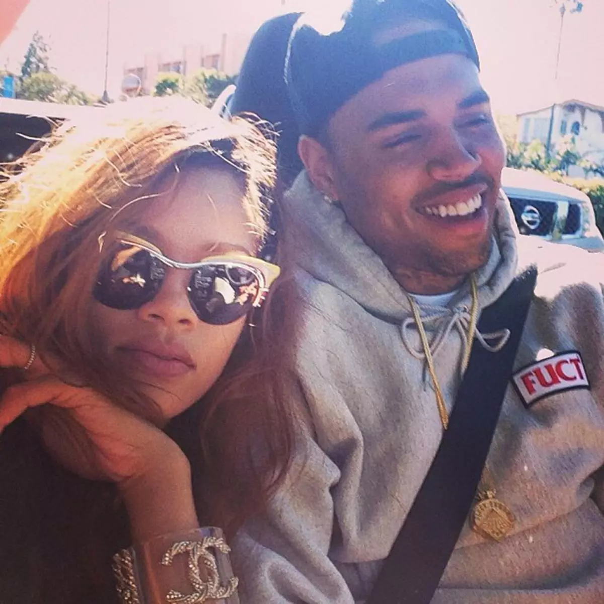 Faafuasei poʻo le faʻailoga? Na faaalia e Rihanna se aoina fou mo le pese a Chris Brown sau faatasi 29741_3