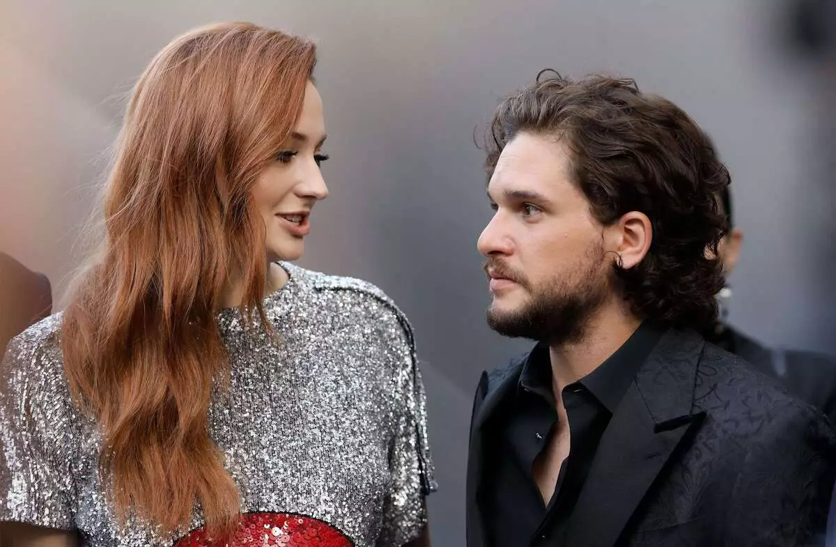 Keith Harington đùa giỡn cho Sophie Turner to Shove và không phát hành những bí mật của trò chơi của Thrones