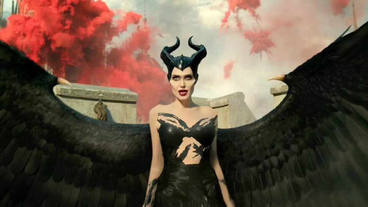 Critics praised Angelina Jolie in Sicvel "Malefisters", but not the film itself