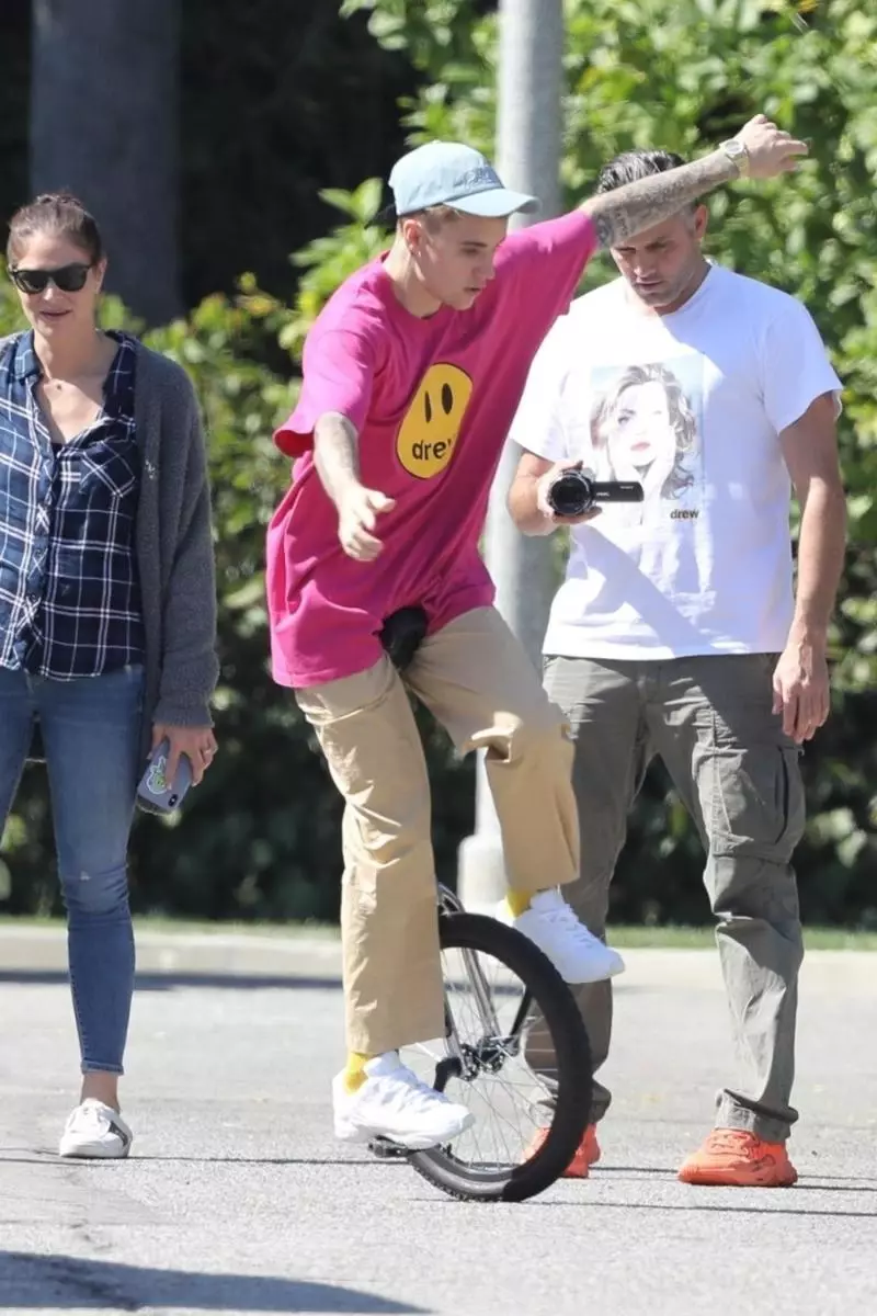 Penerbangan yang berhasil gagal: Justin Bieber menjadi meme dengan jatuh dari satu sepeda 30022_1