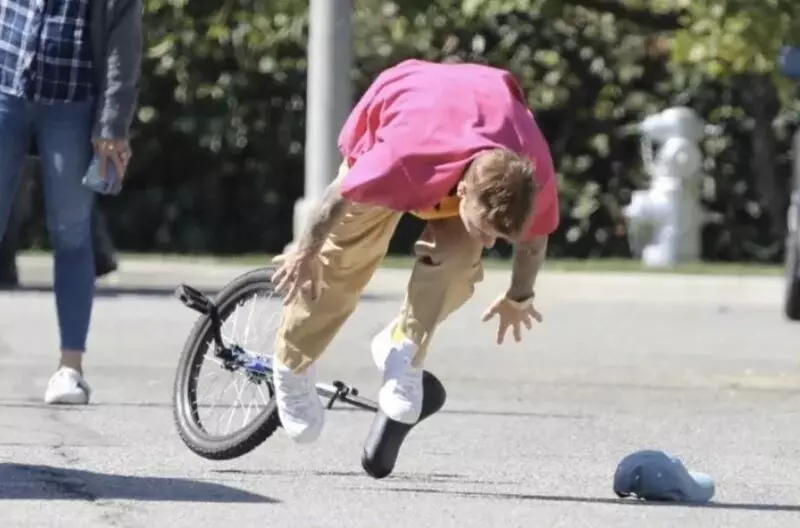 کامیابی سے ناکام پرواز: جسٹن Bieber ایک موٹر سائیکل سے گرنے کی طرف سے ایک میمی بن گیا 30022_2