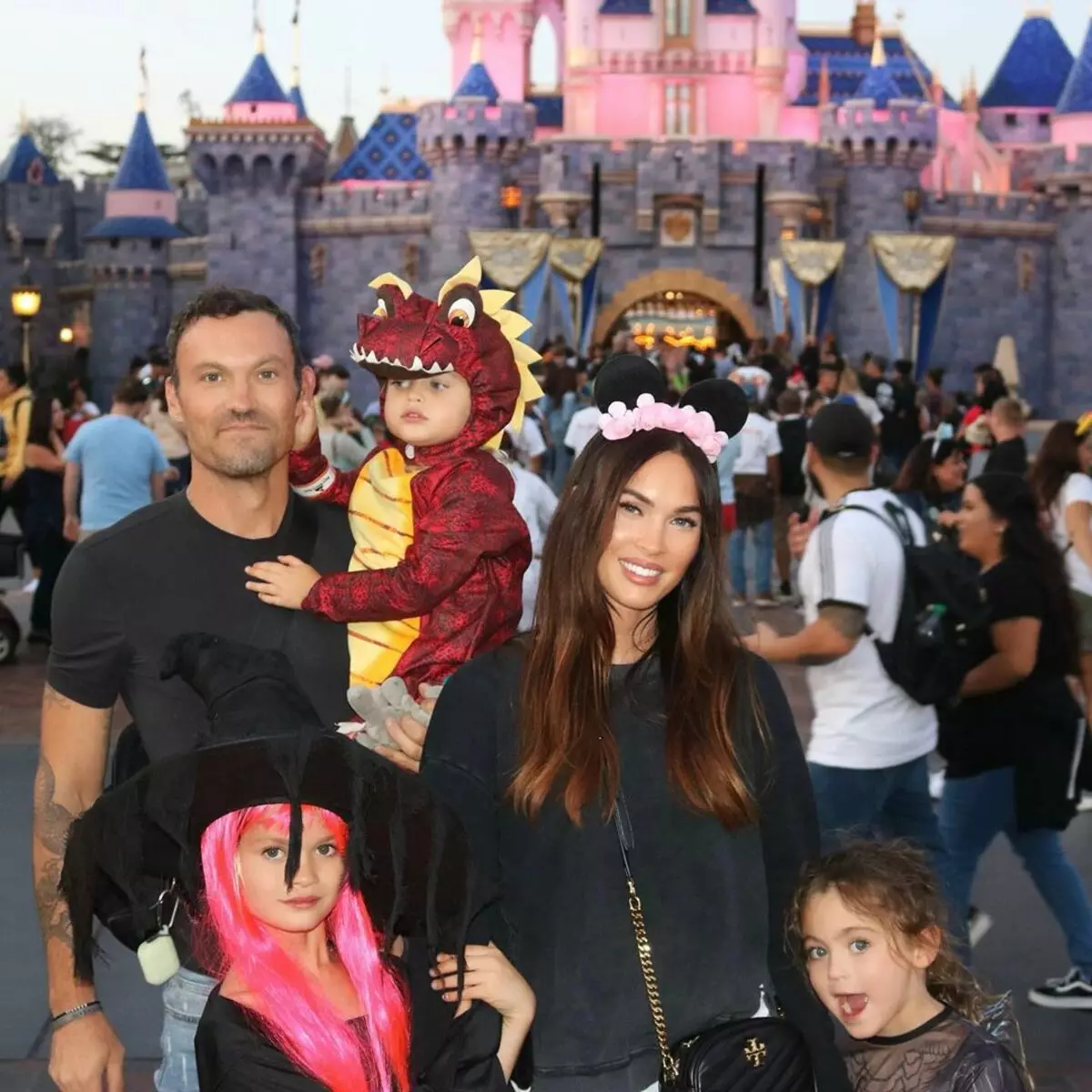 Bingkai langka: Megan Fox mengadakan akhir pekan di Disneyland dengan anak-anak 30118_1