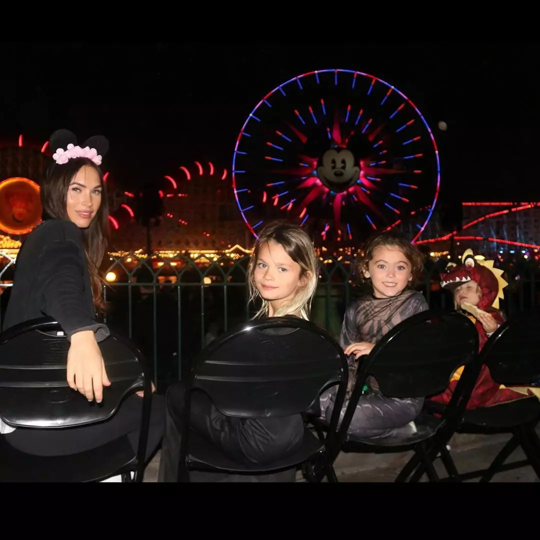 ស៊ុមដ៏កម្រ: Megan Fox បានប្រារព្ធធ្វើនៅចុងសប្តាហ៍នៅ Disneyland ជាមួយកុមារ 30118_2