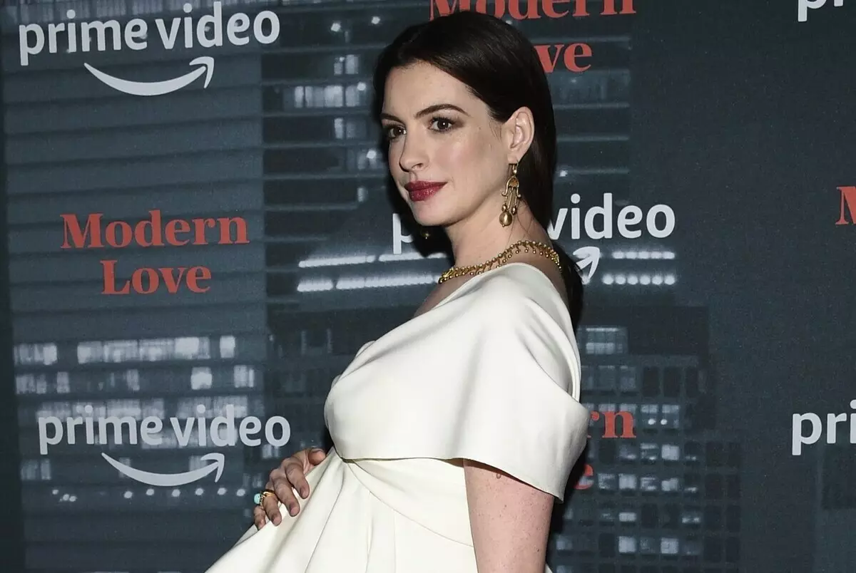 Virinoj komprenos: Ann Hathaway rakontis pri la bona ago de sia 3-jaraĝa filo rilate al ŝi