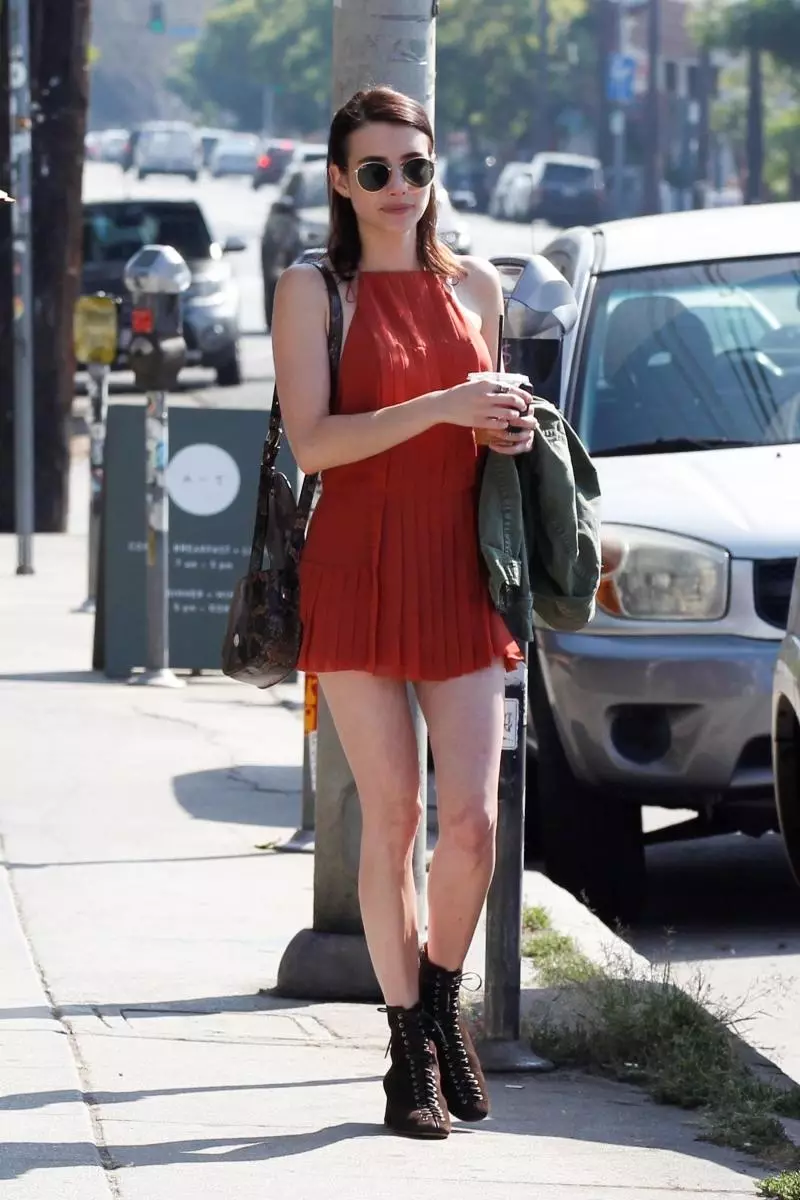 ไม่ว่าจะอยู่ด้วยกันหรือแยกกัน: Emma Roberts และ Garrett Hedlund เดินเล่นใน Los Feliz 30176_1
