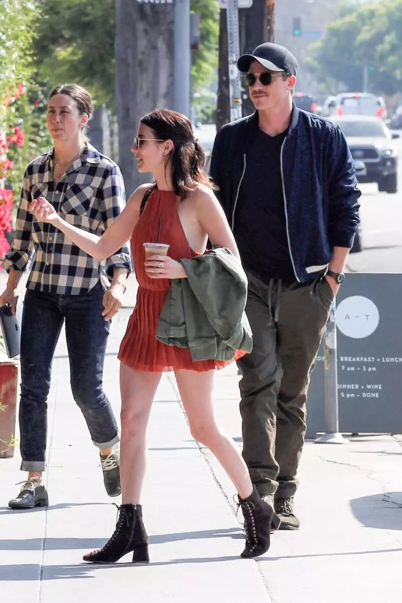Sama ada bersama-sama, atau Apart: Emma Roberts dan Garrett Hedlund berjalan-jalan di Los Feliz 30176_3