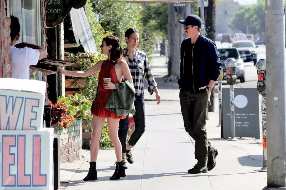 Qoftë së bashku, ose përveç: Emma Roberts dhe Garrett Hedlund në një shëtitje në Los Feliz 30176_4
