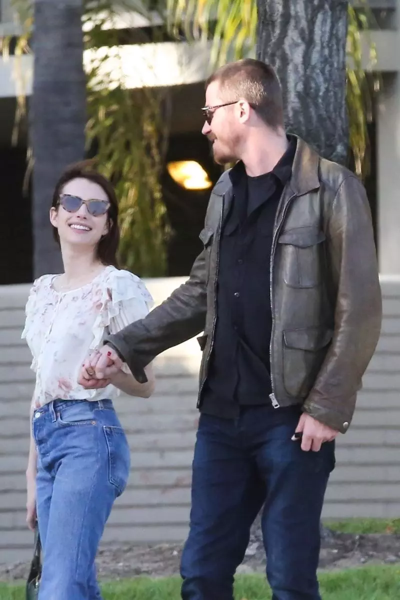 Sama ada bersama-sama, atau Apart: Emma Roberts dan Garrett Hedlund berjalan-jalan di Los Feliz 30176_7
