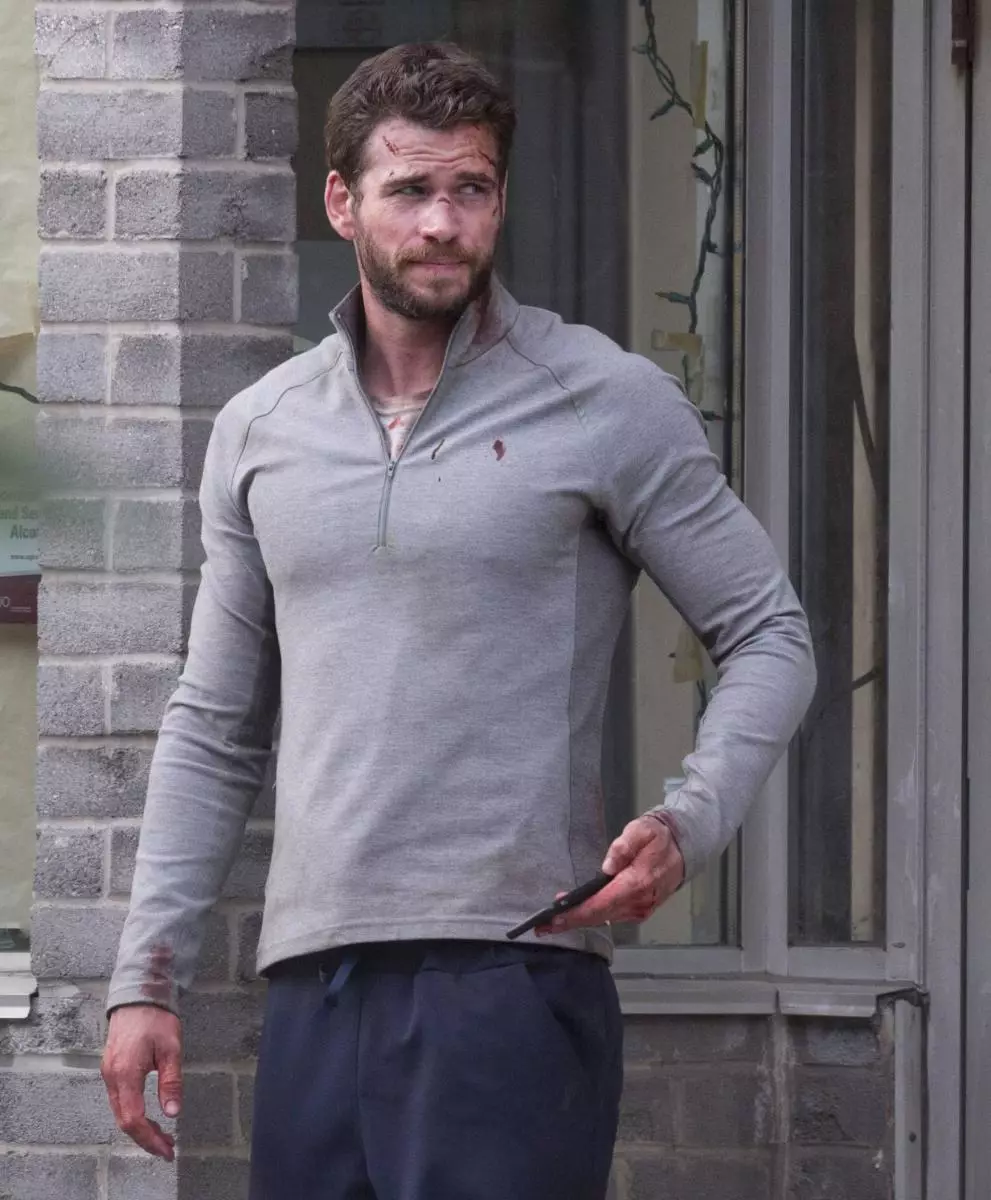 Which Miley lost: severe Liam Hemsworth on the set of a new series 30196_1