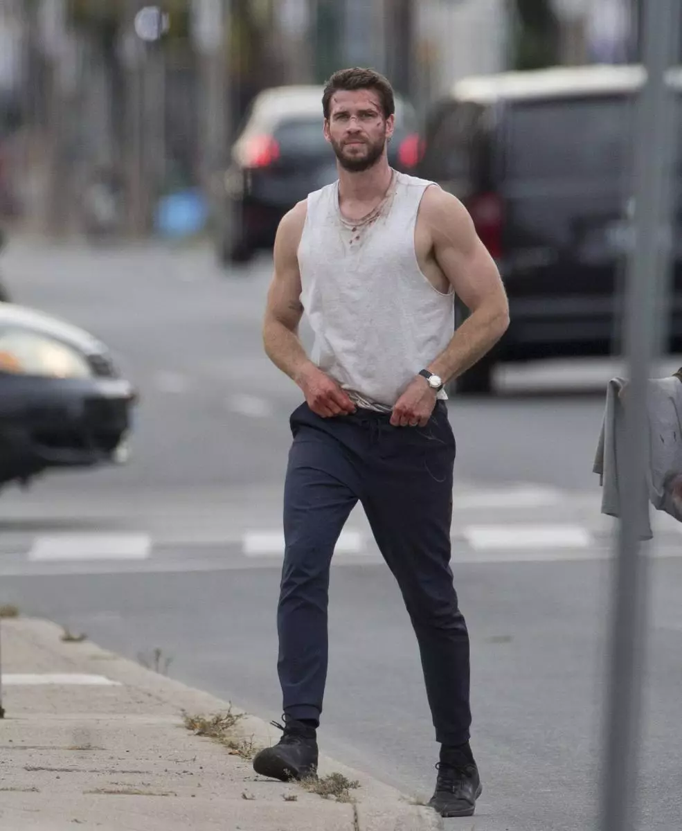 Ktorý Miley stratil: ťažké Liam Hemsworth na sade novej série 30196_4