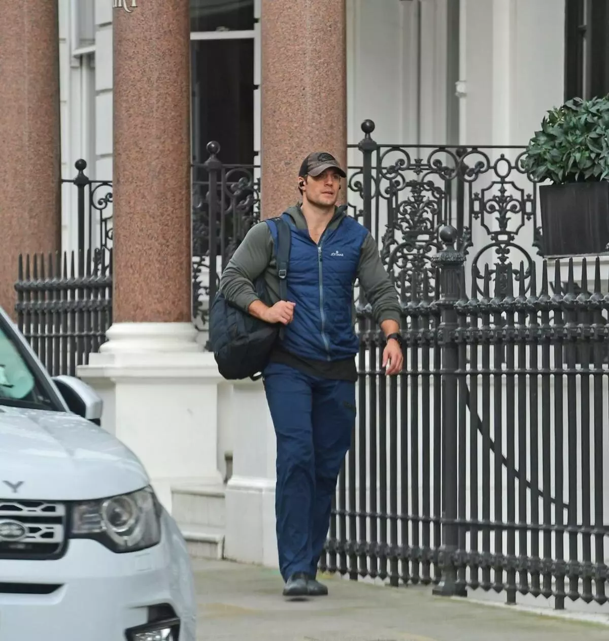 Improvingly: Henry Cavill på vei til treningsstudioet i London 30252_1