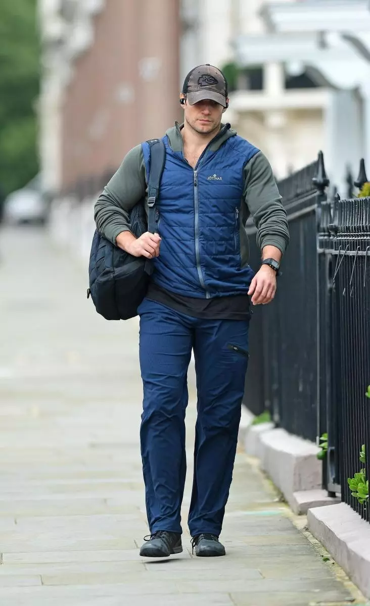 Improvingly: Henry Cavill på vei til treningsstudioet i London 30252_2