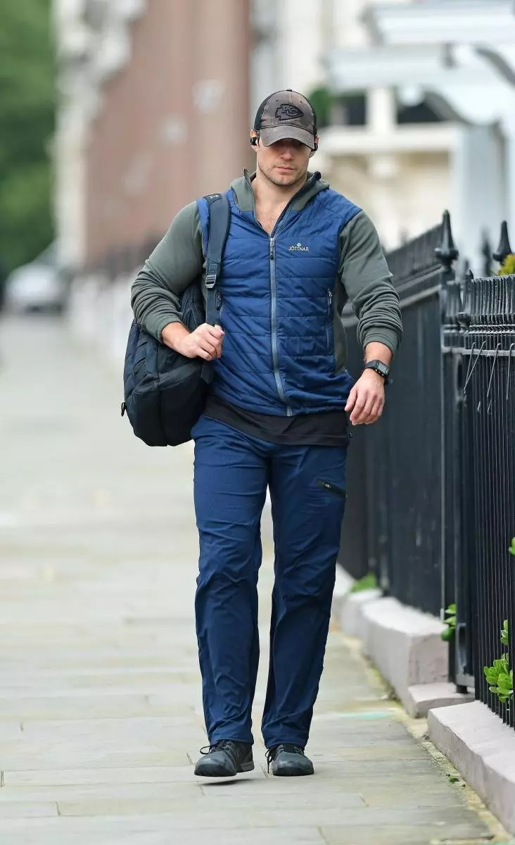 Na-emewanye ihe: Henry Cavill na ụzọ mgbatị ahụ na London 30252_2