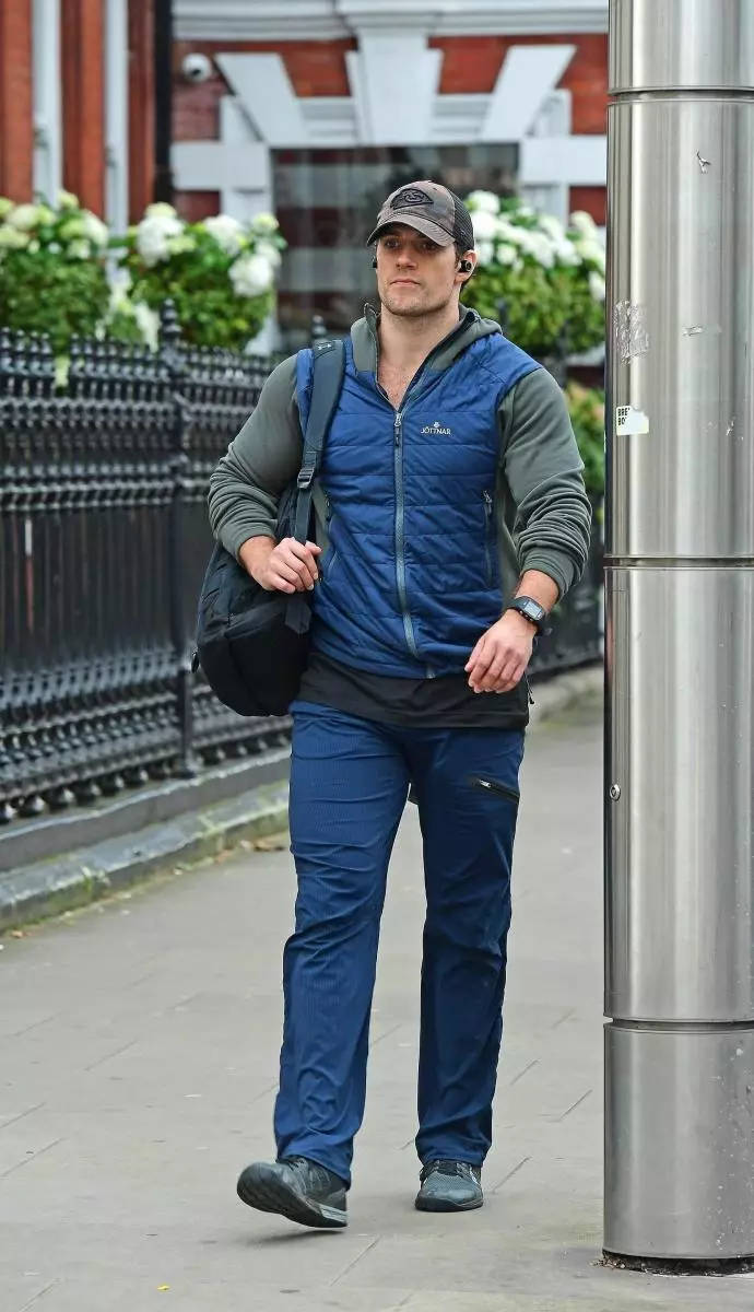 Improvingly: Henry Cavill på vei til treningsstudioet i London 30252_3