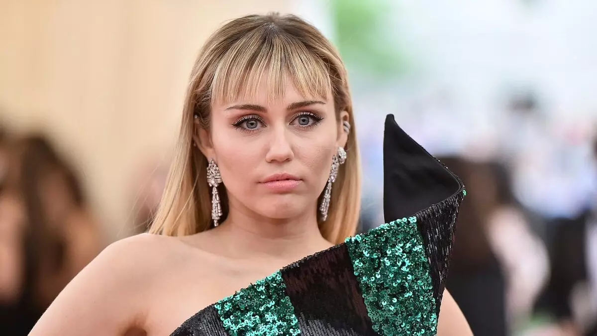 Miley Cyrus tau hais tias nws tsuas yog "sim kom muaj sia nyob hauv cov txiv neej lub ntiaj teb" tom qab liam kev cua