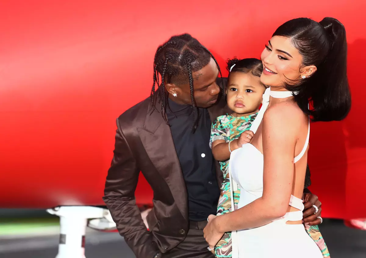 "Nia filino pri prioritato": Kylie Jenner komentis dividi kun Travis Scott