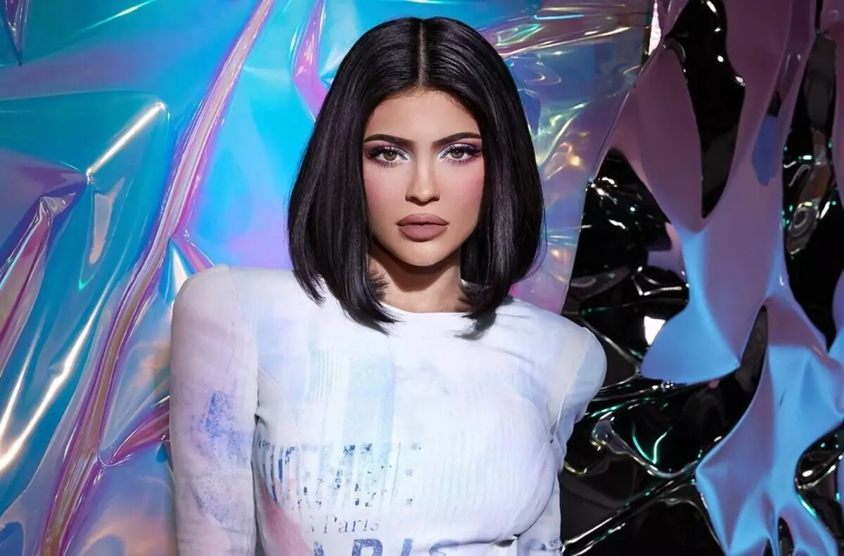 Atebodd Kylie Jenner sibrydion am feichiogrwydd: "Goroesodd fy nghorff y dyddiau damn hyn"