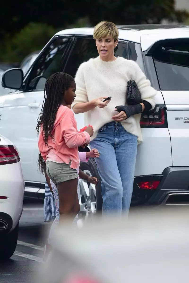Sản lượng bị hạn chế: Charlize Theron khi mua sắm với con gái và 