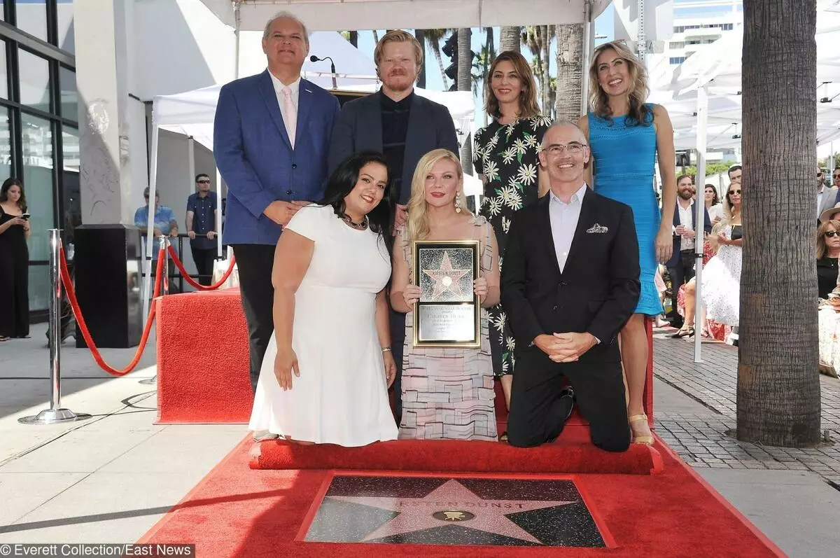 Kirsten Dunst va atorgar les estrelles al carreró de la fama: una foto amb el seu marit i Son Ennis 30493_5