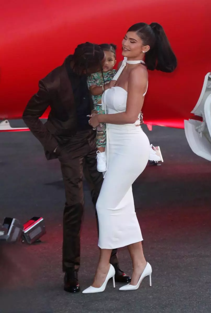 Daughter Kylie Jenner Stormy first appeared on the red carpet with her mother 30557_6
