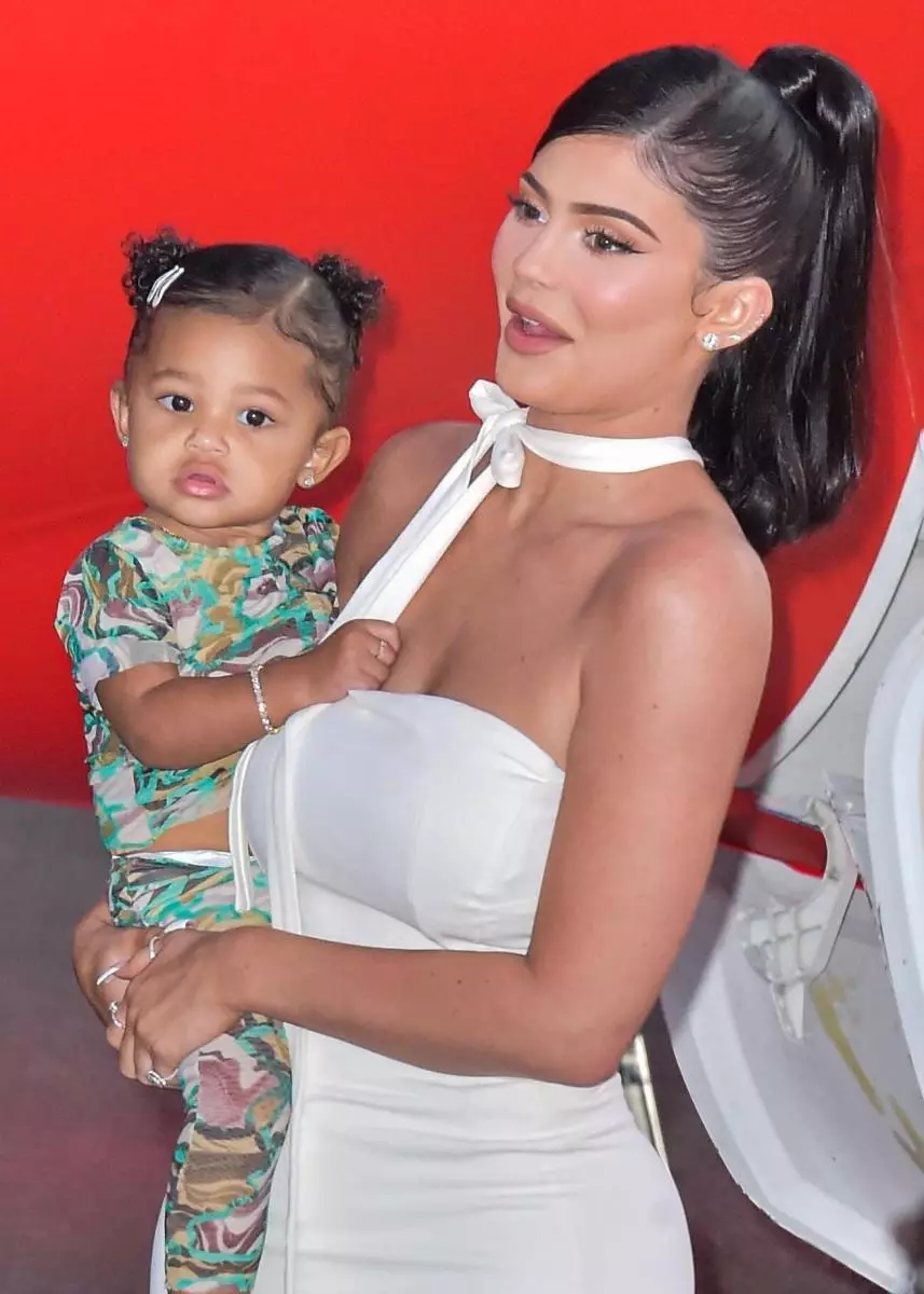 Daughter Kylie Jenner Stormy first appeared on the red carpet with her mother 30557_7