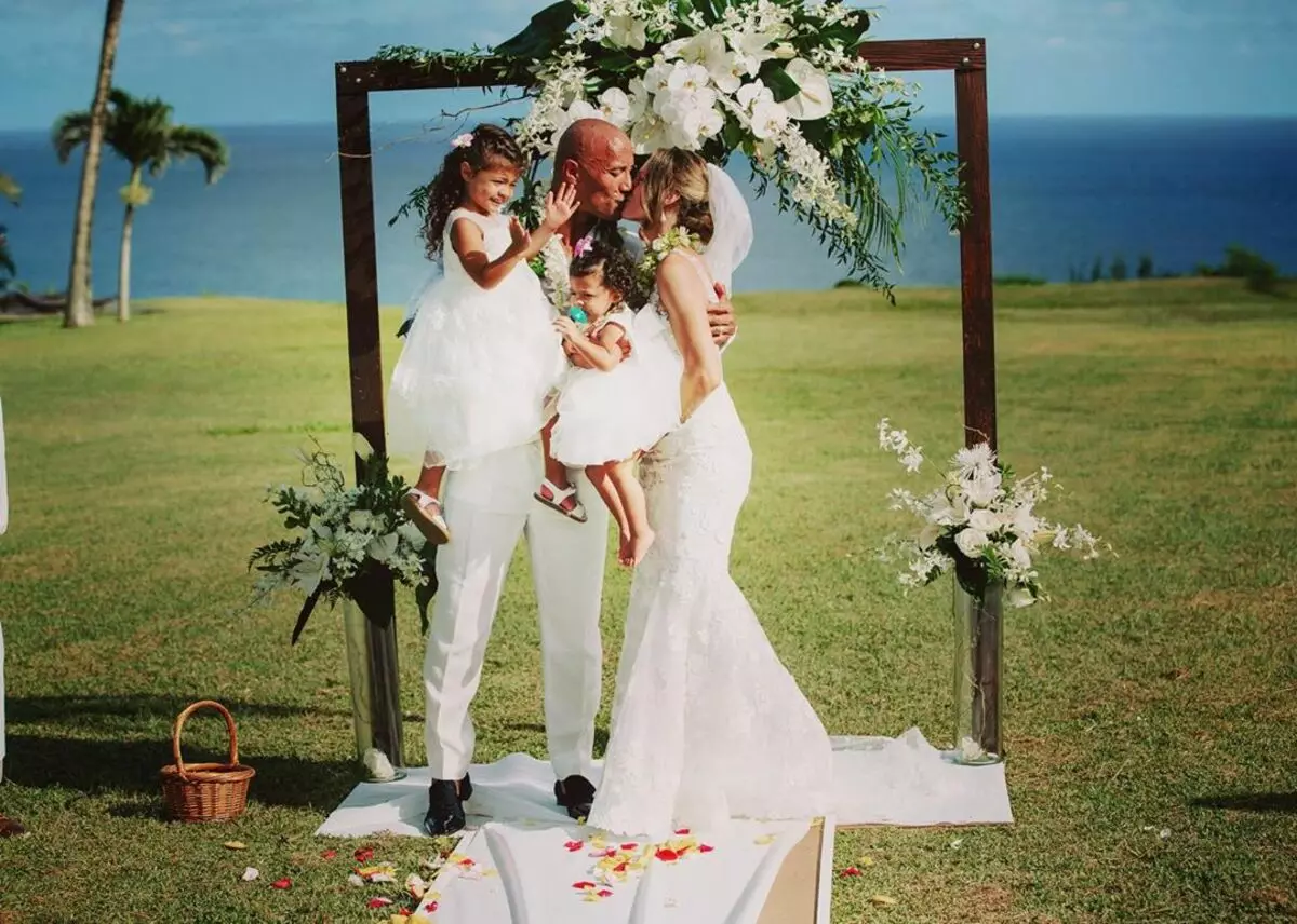 Жена Дуина Јохнсона делила је додиривање брзих фотографија са венчања 30567_7