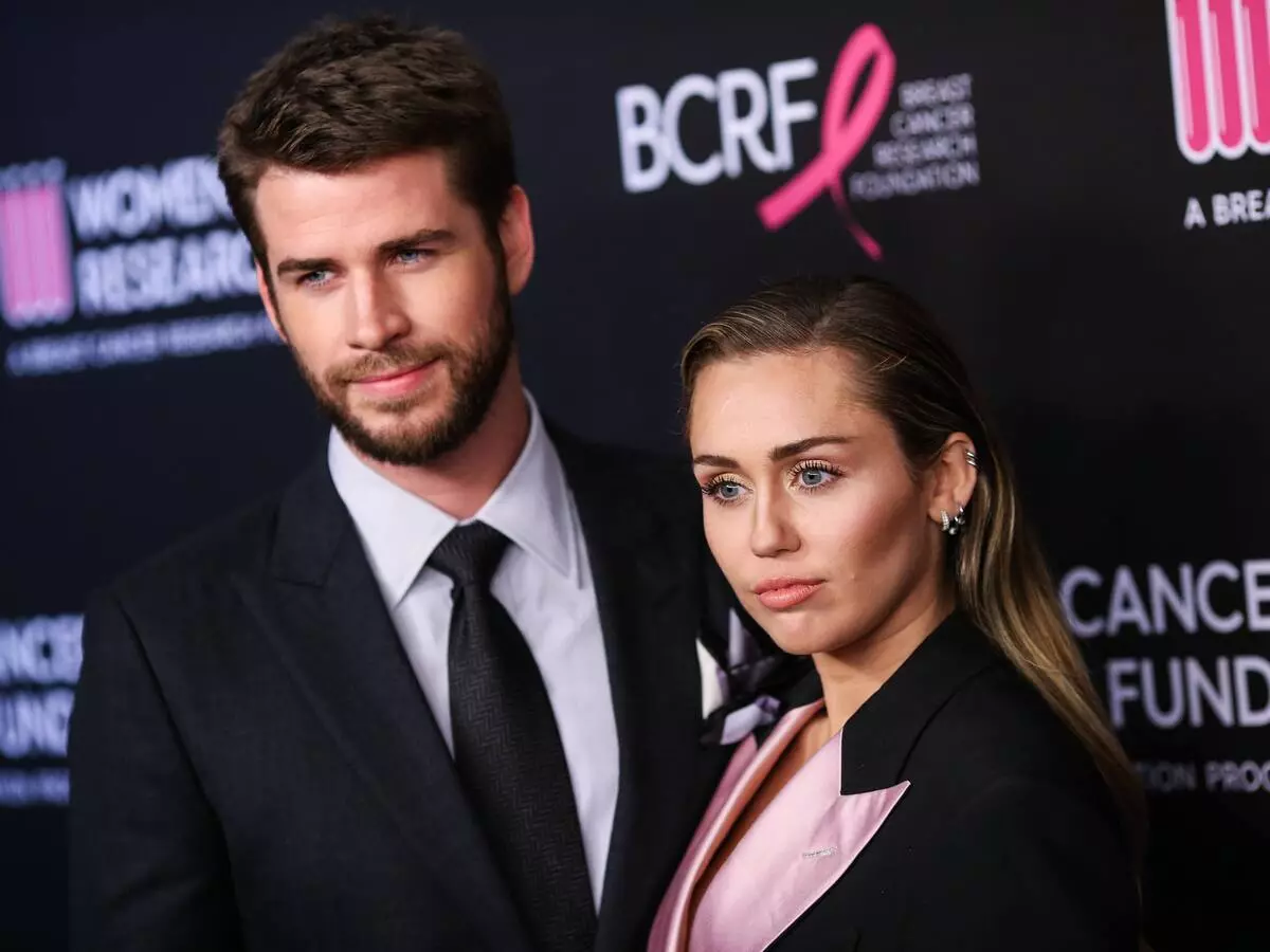 Insider: "Miley Cyrus kuciwa yén laku lian anu diatur dokumen pikeun cerai"