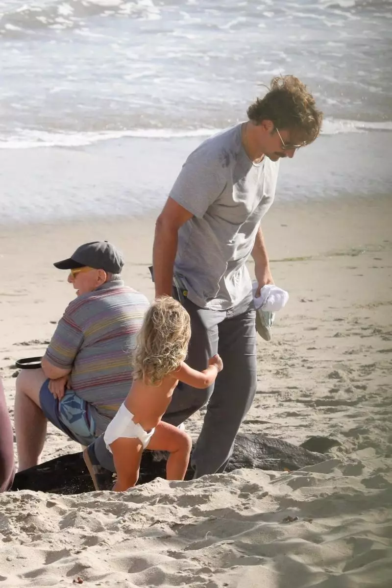 “在破碎的低谷”：卷曲布拉德利库珀与她的女儿落在马里布的海滩上（照片） 30754_3