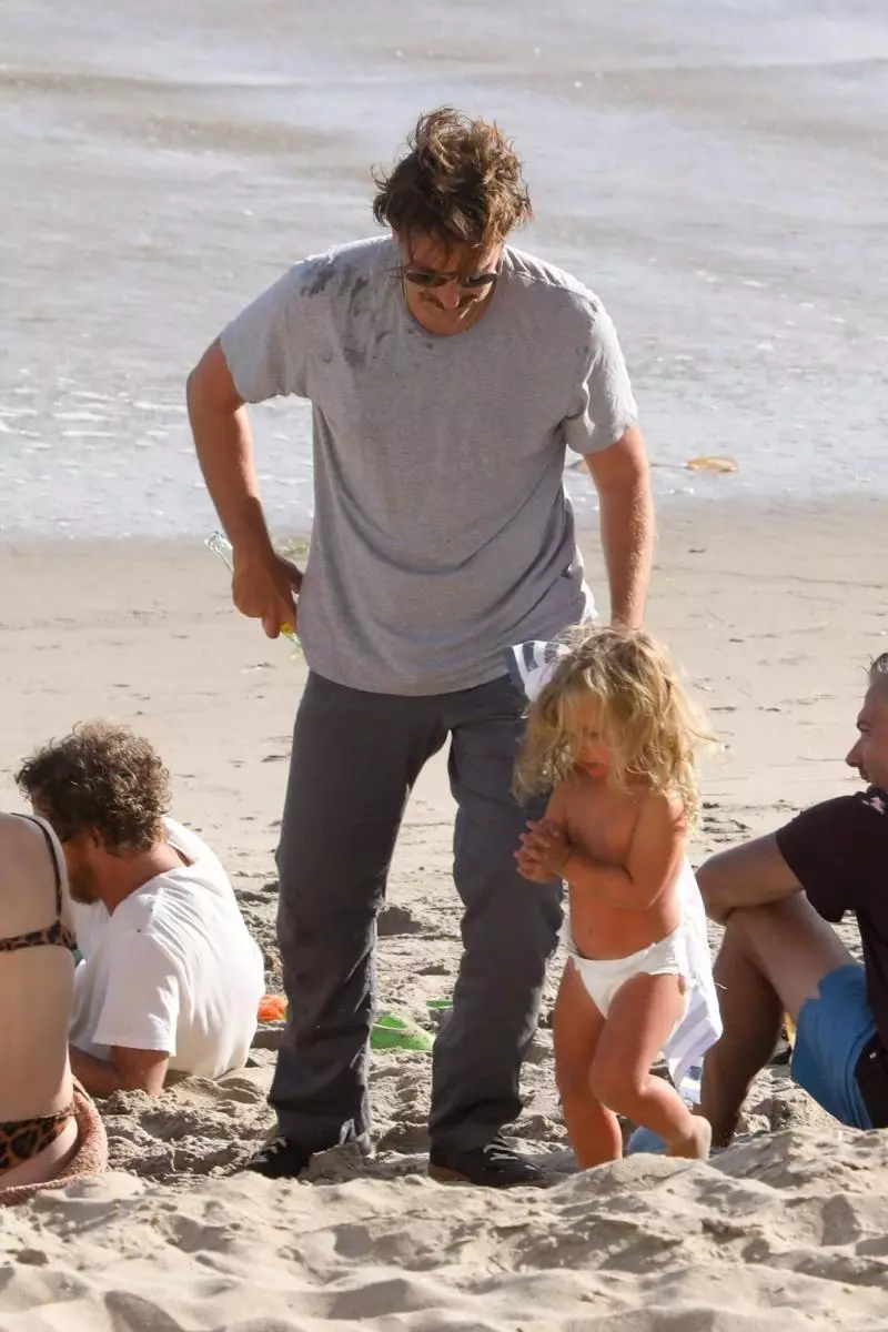 «У розбитого корита»: подурневшій Бредлі Купер з донькою Лєєй на пляжі в Малібу (фото) 30754_4