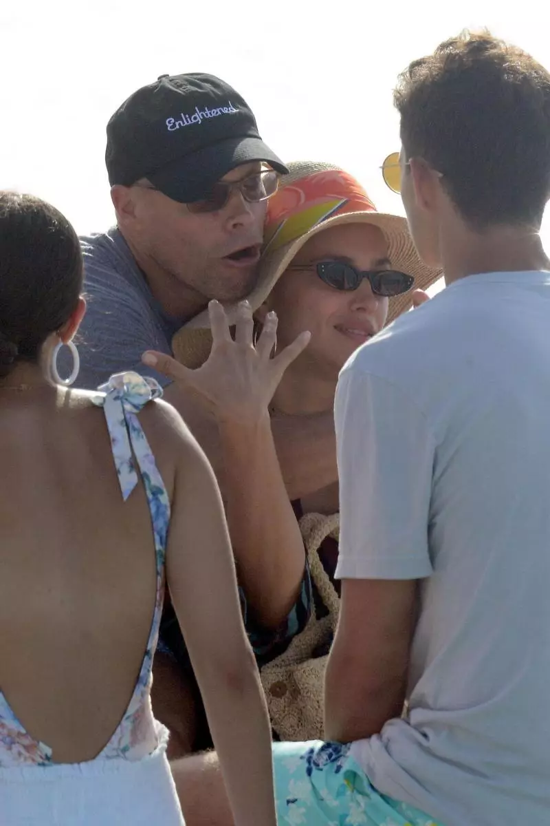 «У разбітага карыта»: подурневший Брэдлі Купер з дачкой Леей на пляжы ў Малібу (фота) 30754_8