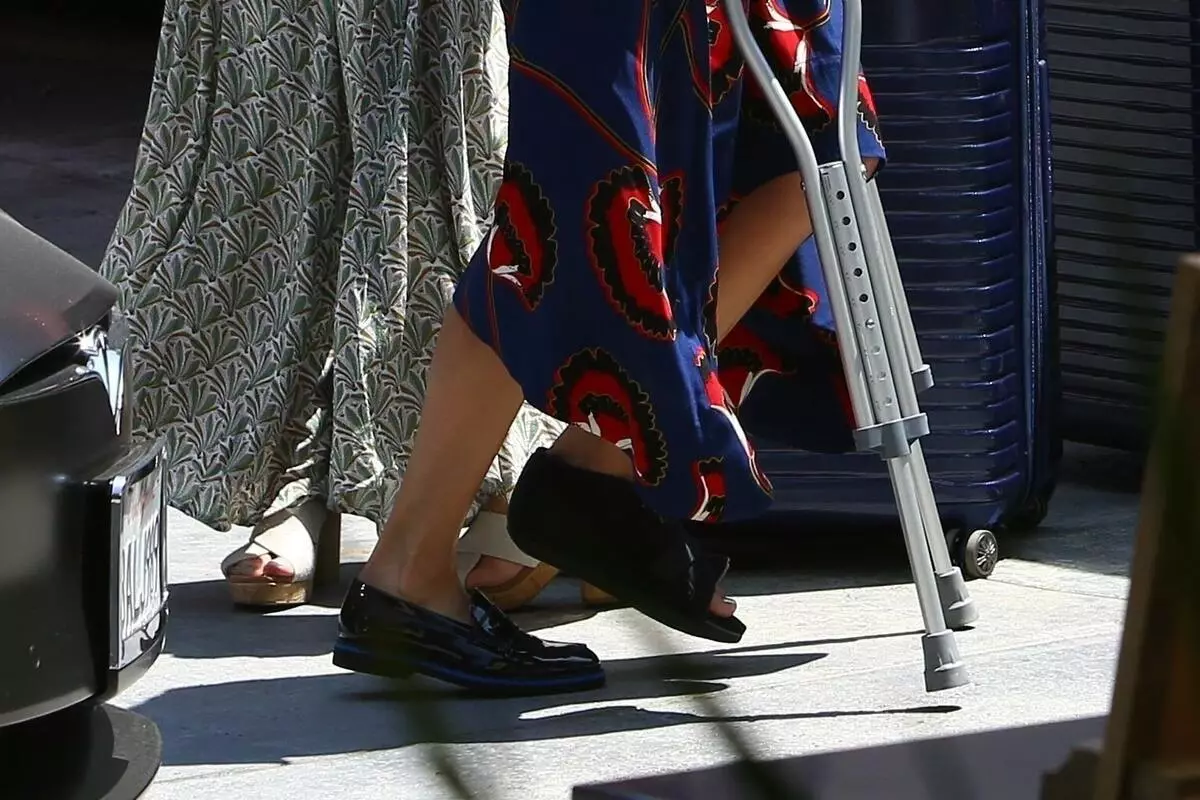 Foto: Nina Dobrev på krykker kommer tilbake fra treningen i Los Angeles 30781_6