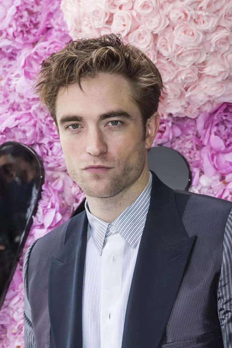 Oraindik batera: Robert Pattinson Londresen hondoratutako ur-etxearekin paseatzeko 30792_3