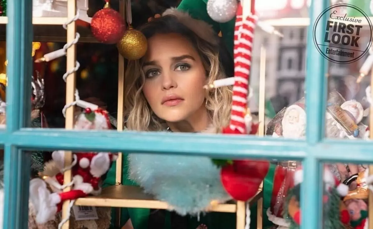 Emilia Clark í myndinni af grillandi álfur í fyrsta hjólhýsinu í Comedy "Past Christmas"