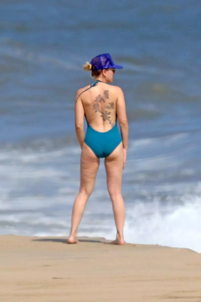 Foto: Scarlett Johanson di pantai dengan pengantin lelaki Colin John 30807_1