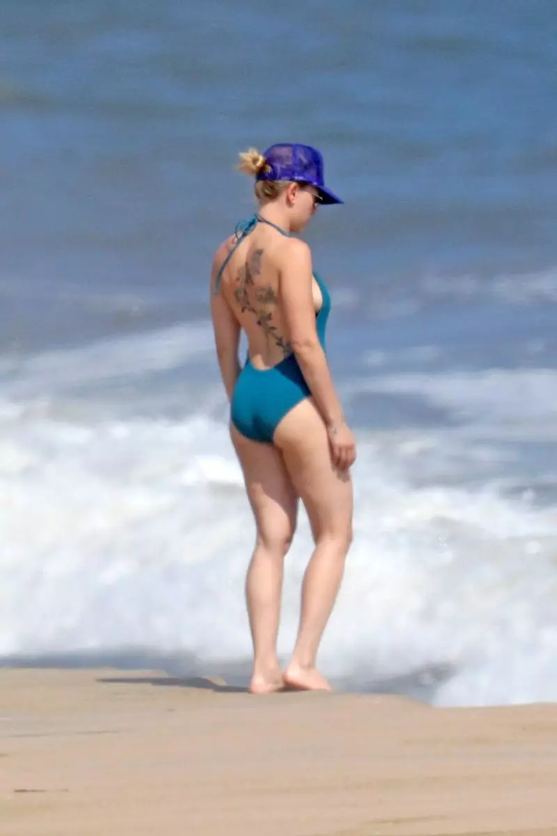 Foto: Scarlett Johanson di pantai dengan pengantin lelaki Colin John 30807_2