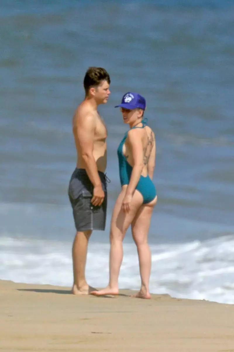 Foto: Scarlett Johanson di pantai dengan pengantin lelaki Colin John 30807_4