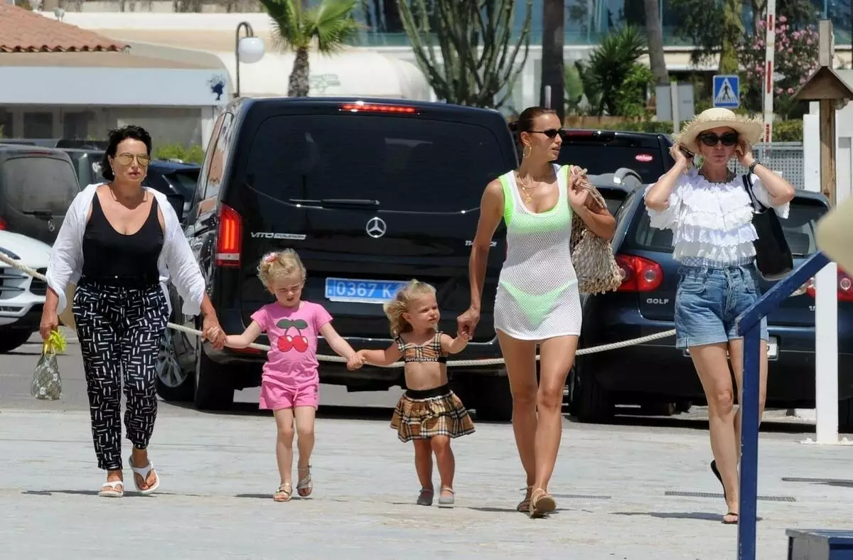 Foto: Irina Shayk hviler på Ibiza med sin mor og datter 30928_1