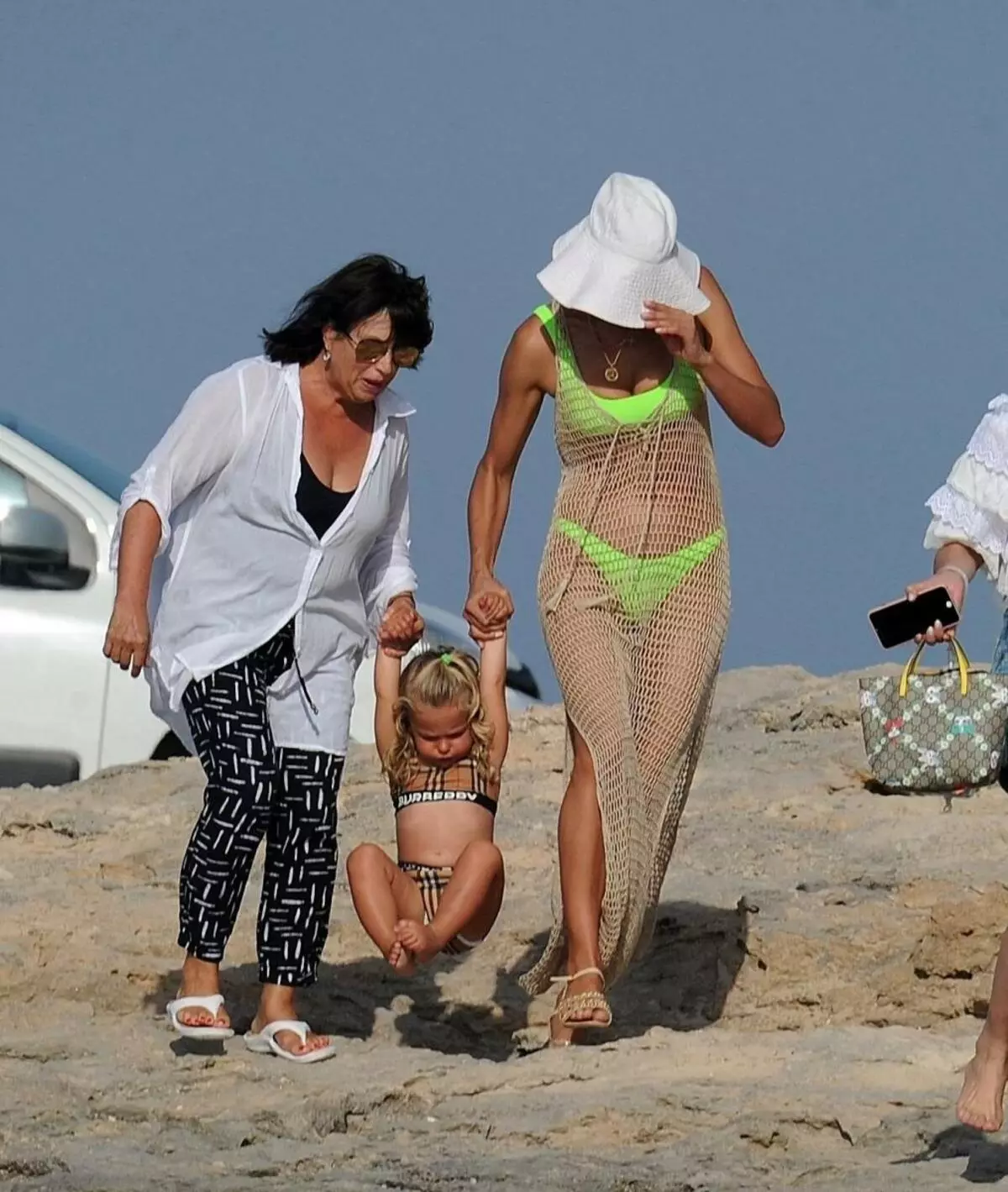 Foto: Irina Shayk hviler på Ibiza med sin mor og datter 30928_10