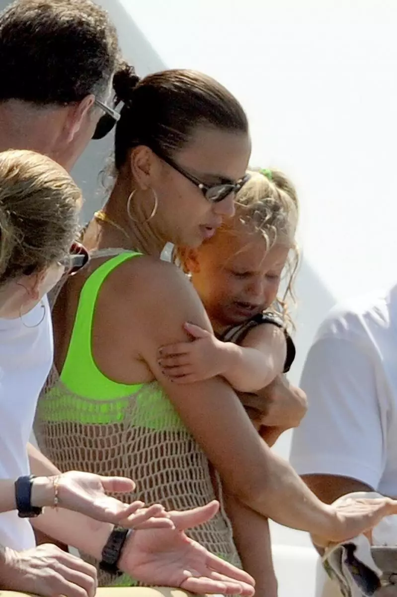 Foto: Irina Shayk hviler på Ibiza med sin mor og datter 30928_8