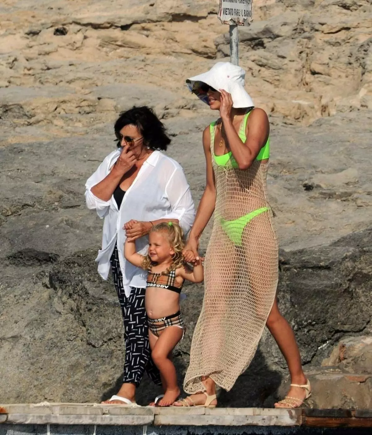 Фото: Ирина Схаик се одмара на Ибизи са мајком и ћерком 30928_9